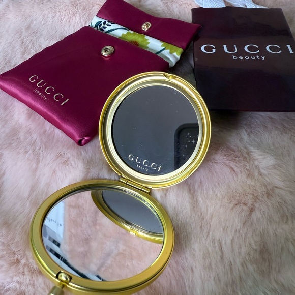 🎉Gucci Floral Compact with Burgundy Pouch - Picture 7 of 10